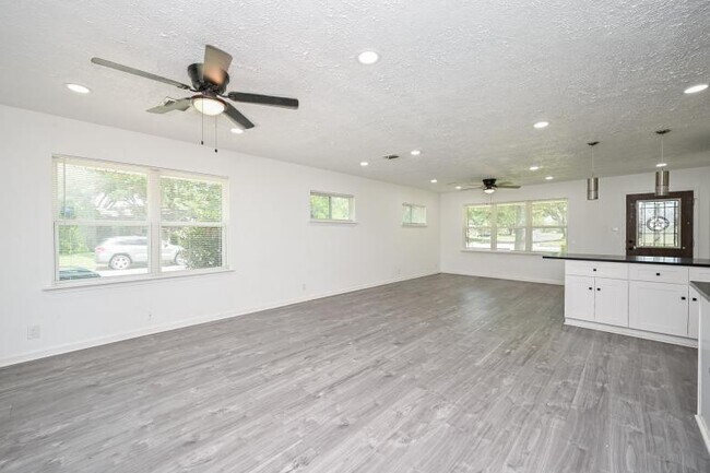 Building Photo - 5233 W 43rd St