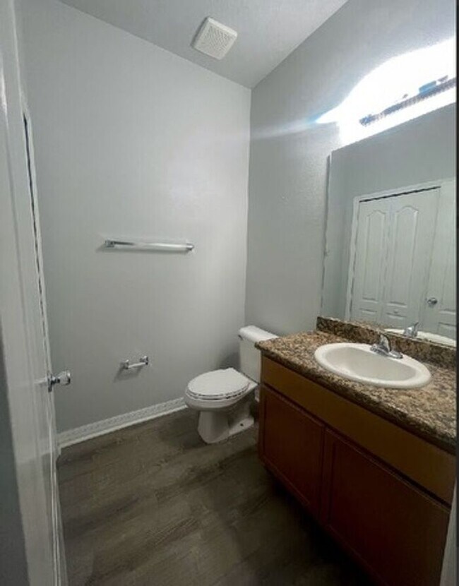 Building Photo - Beautiful Townhouse 3Beds / 2 and Half Bath