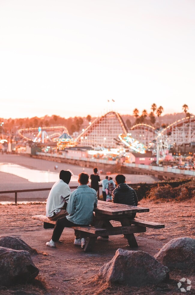 Santa Cruz Boardwalk - San Lorenzo Apartments