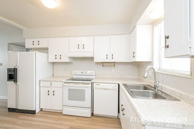 Building Photo - 331 N Columbine St