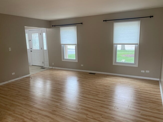 Building Photo - 668 Niagara Dr