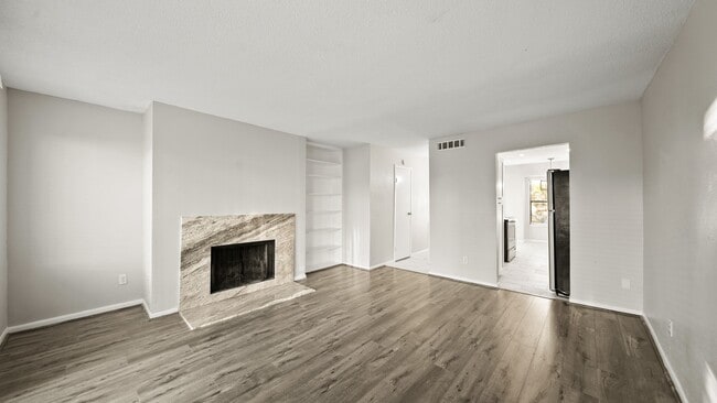 Building Photo - 1914 Lakeside Dr