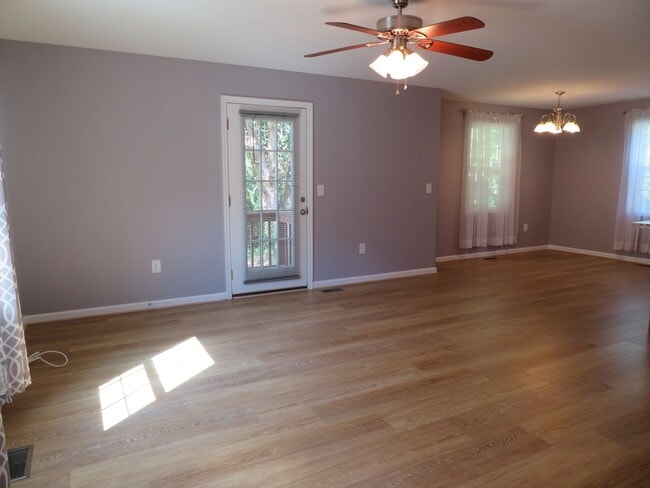 Building Photo - Spacious Home in West Point