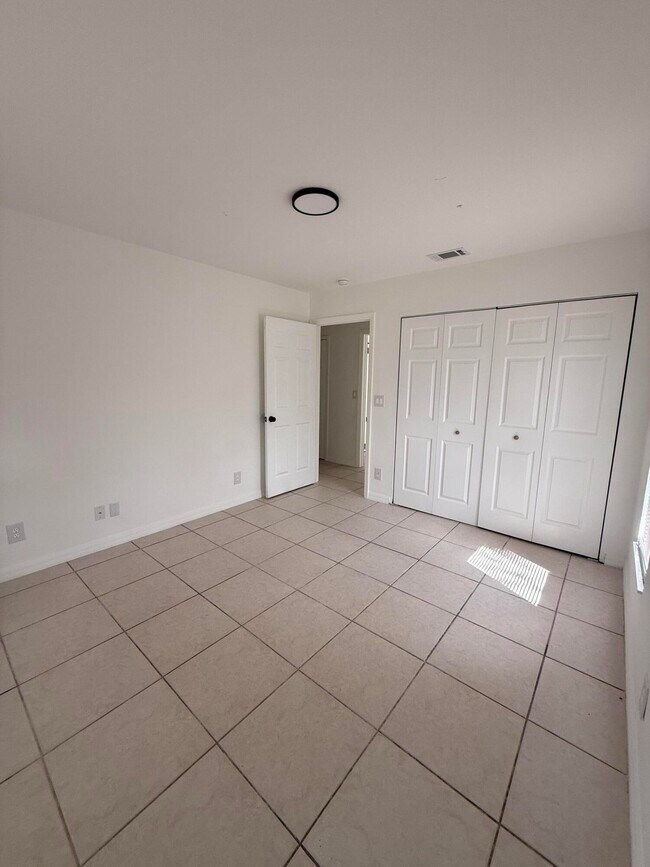 Building Photo - 1215 Hyacinth Pl