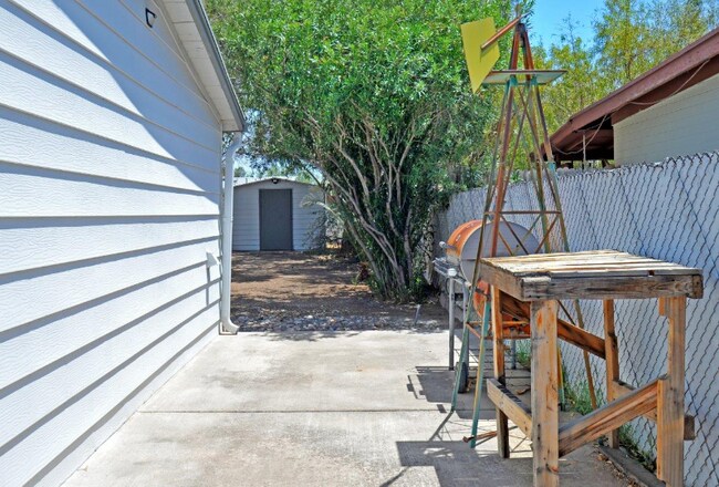 Building Photo - 5044 E Adams St