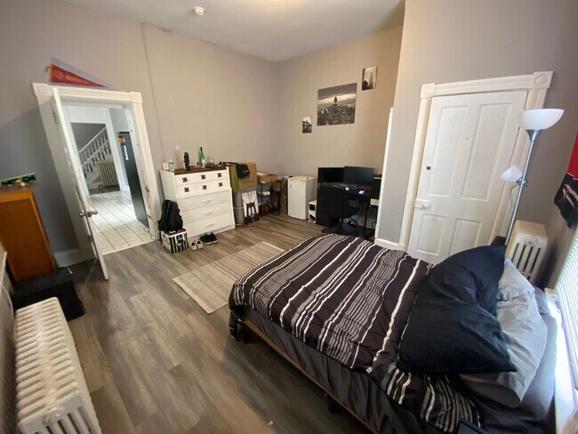 Building Photo - 7 bedroom/ 3bath Mins. from UC + Med Campu...