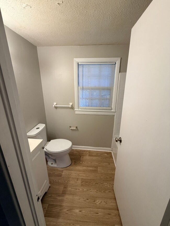 Building Photo - 2 Bedroom 1 Bath Home