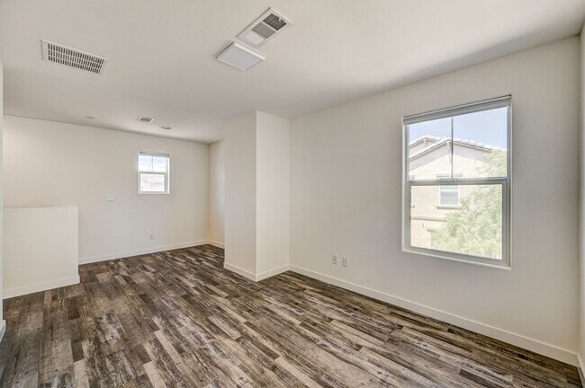 Building Photo - Exquisite Townhome - Life of luxury