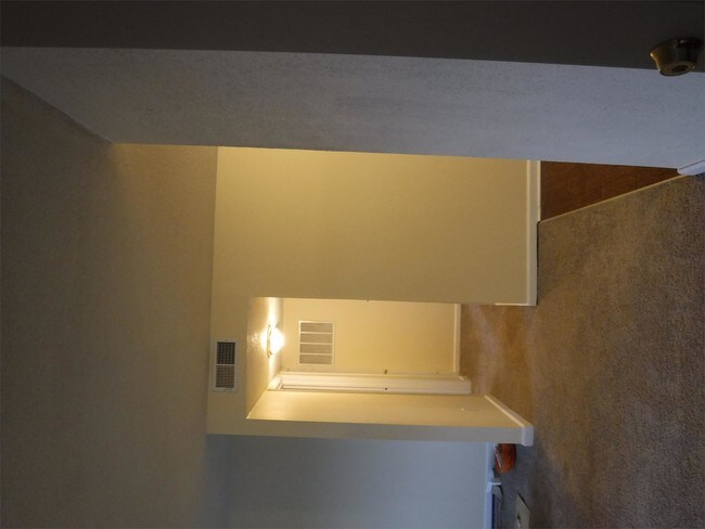 Building Photo - 935 E Colonial Manor Dr