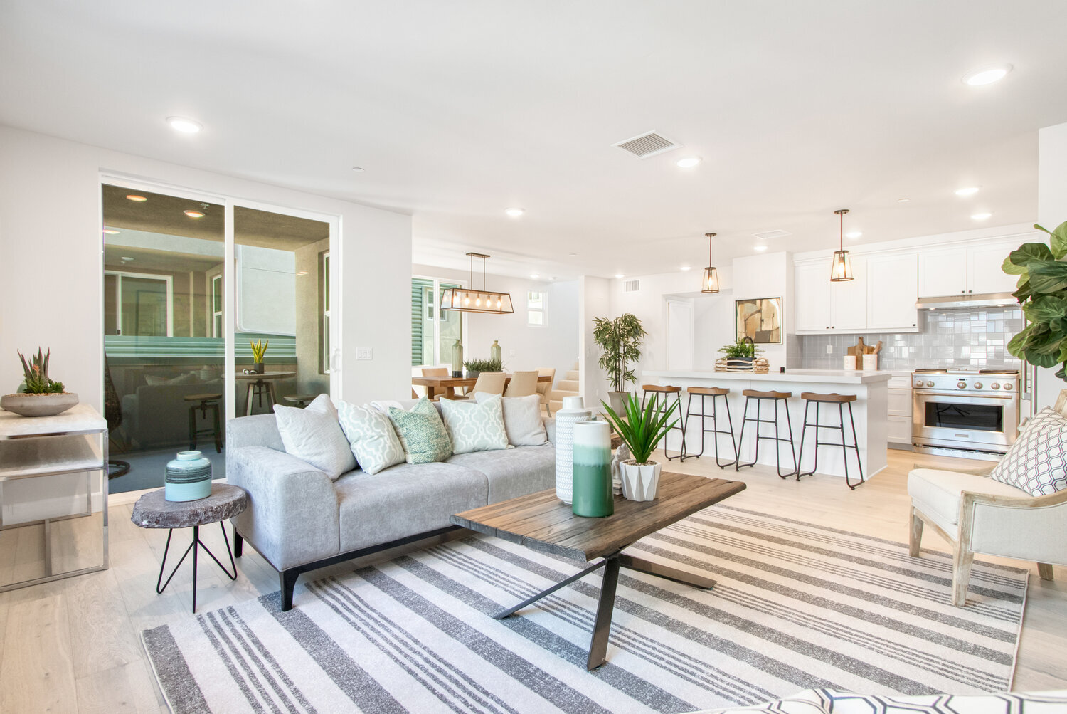Spacious Living Room / Great Room - 348 Walnut Ave