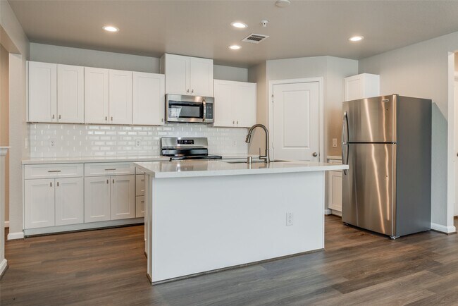 Building Photo - 221 Pk Pl Cir