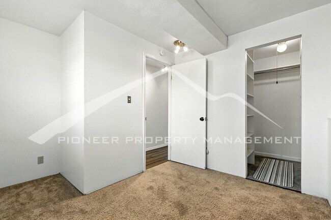 Building Photo - Spacious Home with Washer/Dryer and Centra...