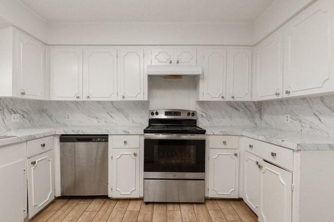Building Photo - Spacious 3 bedroom, 2 bathroom home in the...