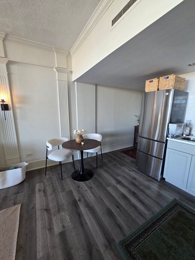 Building Photo - 14L