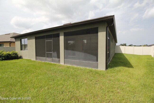 Building Photo - 880 Old Country Rd S E