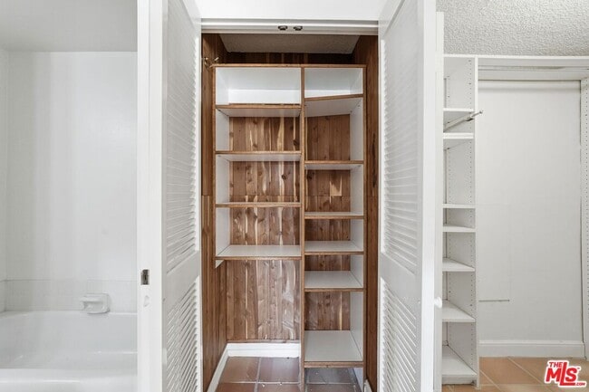 Building Photo - 23926 De Ville Way