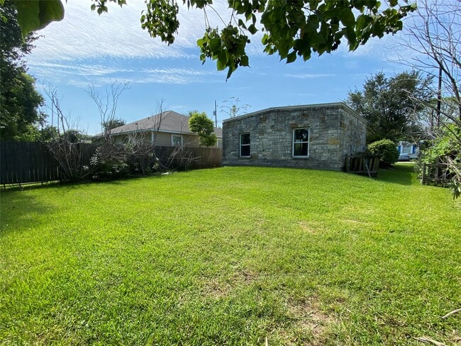 Building Photo - 3815 Putnam Dr