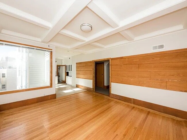 Building Photo - "Experience Vibrant San Francisco Living in This Spacious 4-Bedroom, 2-Bath Gem on Jones Street!"