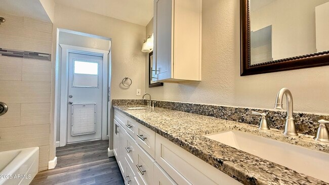 Building Photo - 2502 E Sahuaro Dr