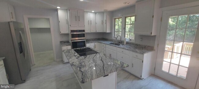 Building Photo - 6135 Fieldcrest Ct