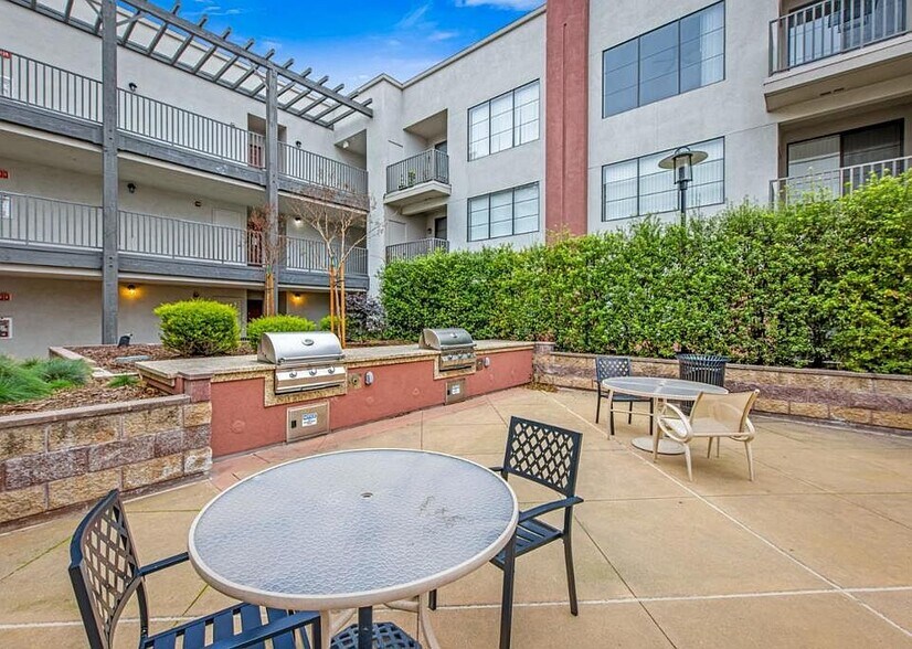 Building Photo - 1060 S Third St