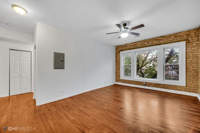 Building Photo - Great Apartment, Lots of light and Exposed...