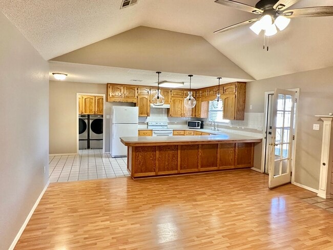 Building Photo - 481 Desert Sun Ct