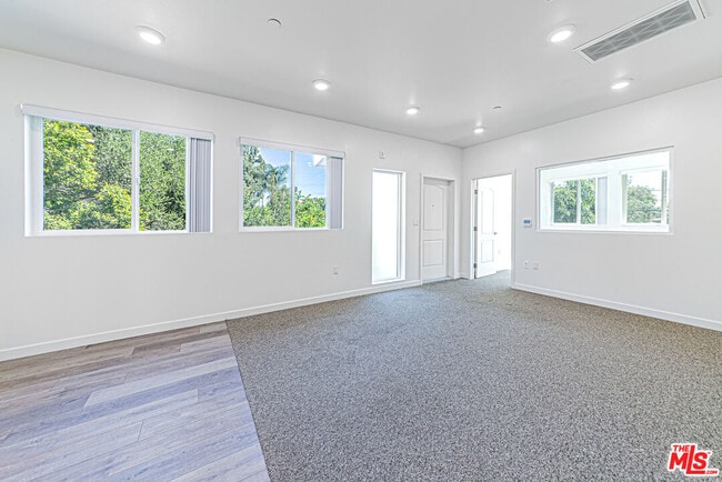 Building Photo - 5912 Satsuma Ave