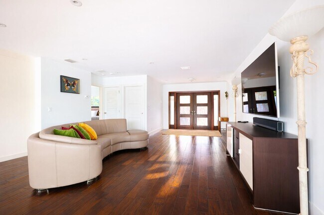 Building Photo - 3018 NE 26th St