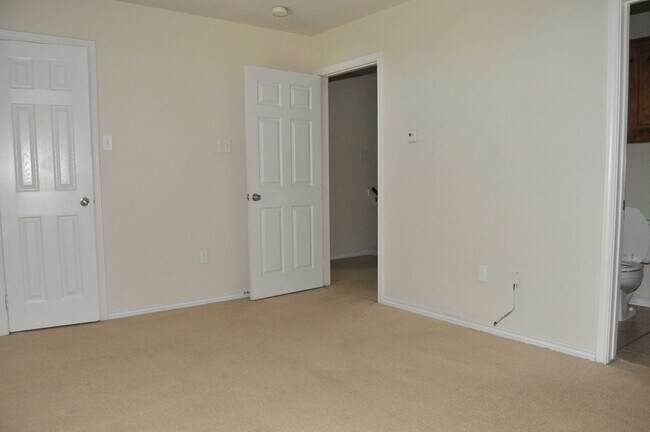 Building Photo - 2300 Cornell Dr
