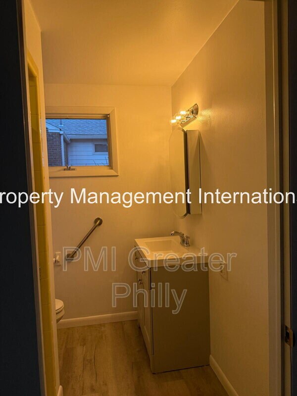 Building Photo - 864 Beechwood Rd