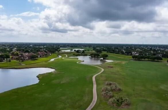 Building Photo - 3715 Crescent Dr