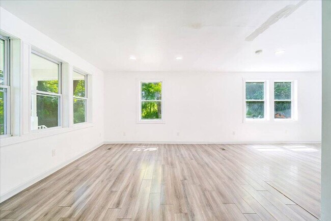 Building Photo - 629 S Rd