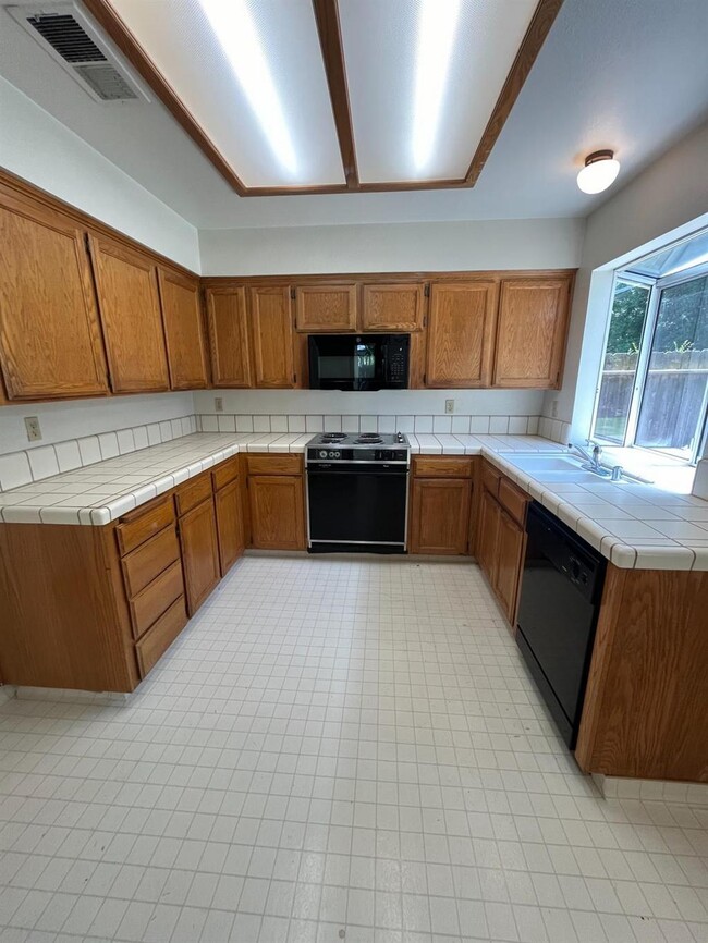 Building Photo - 763 E Robin Ln