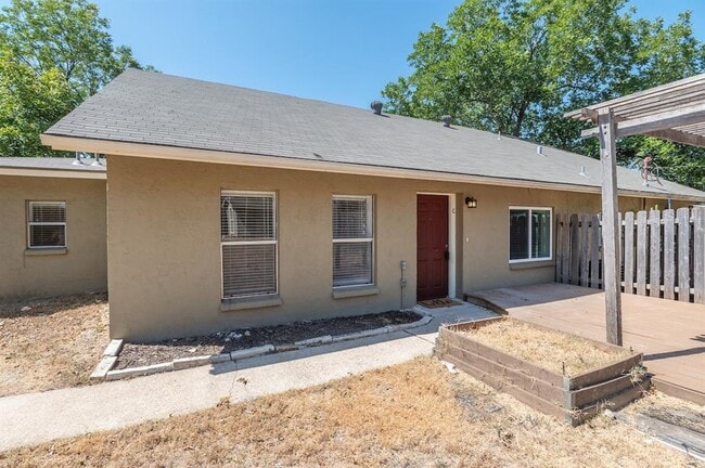 Primary Photo - 608 Old Manchaca Rd