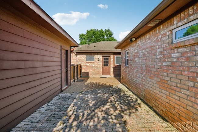 Building Photo - 1006 Glacier Hill Dr