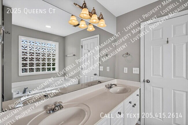 Building Photo - 2025 Queens Ct
