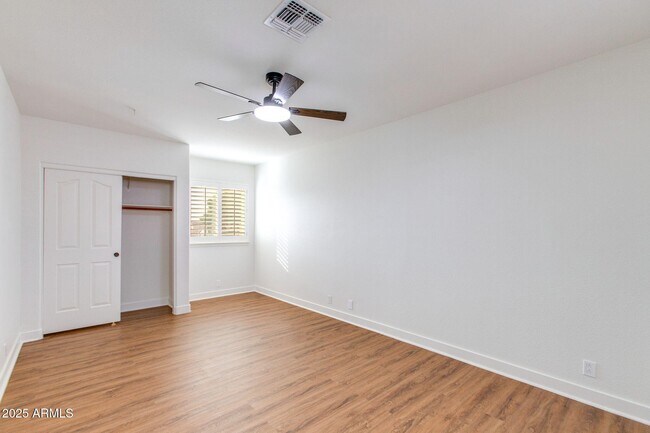 Building Photo - 5513 E Grovers Ave