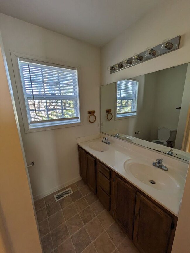 Building Photo - 2BD/1.5BA Townhome At Strawberry Patch Com...