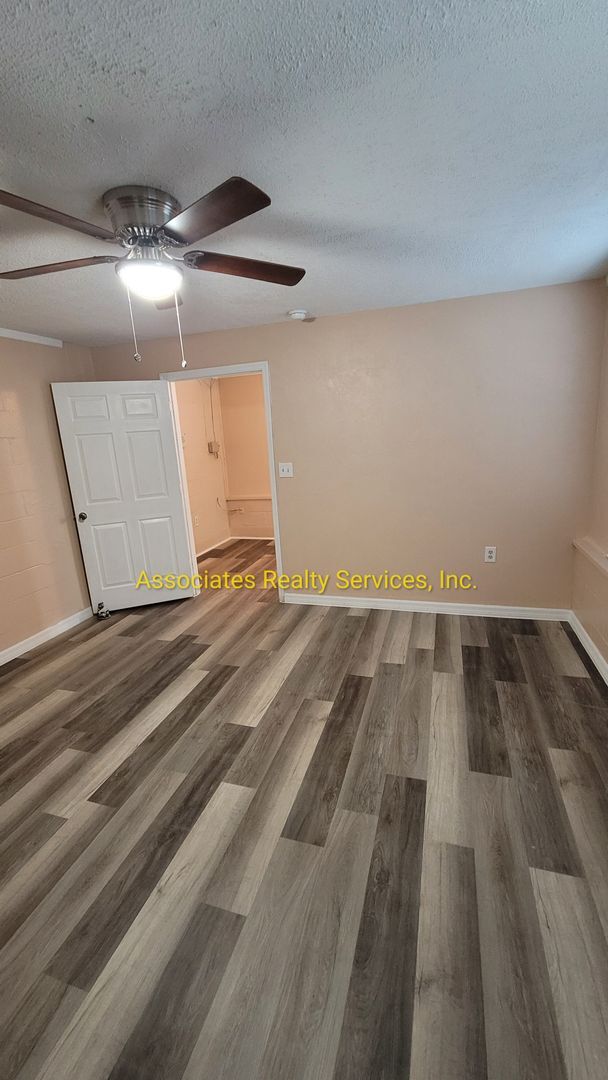 Building Photo - 4 BR, 2 BA  LOOK!!!!   ITS A STEAL!