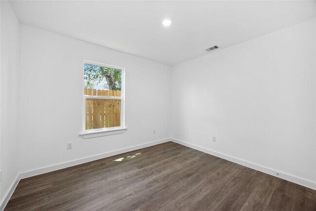 Building Photo - 1056 North Ln