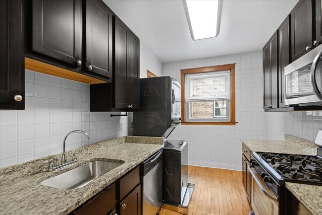 Building Photo - Spacious 2 bed, 1 bath apartment w. modern...