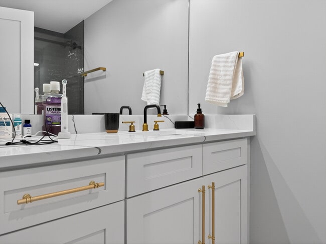 Building Photo - 2451 N Albany Ave