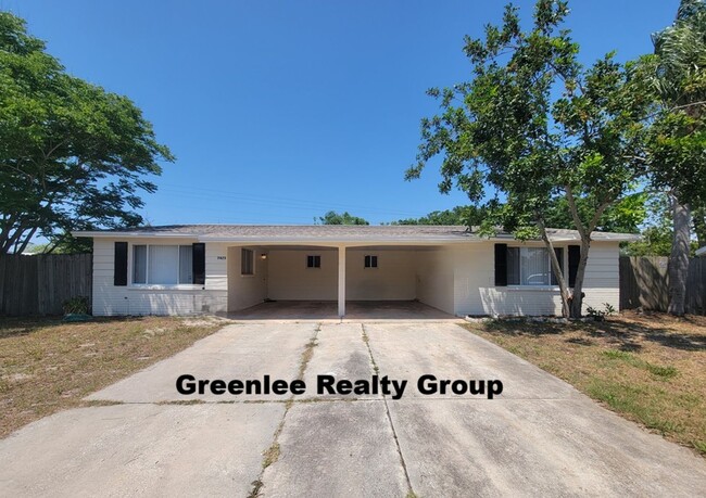 Primary Photo - Cozy 2 Bed/1 Bath Duplex Apt with a Carpor...