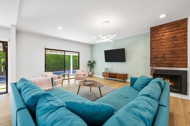 Building Photo - 1433 E Caleta Way