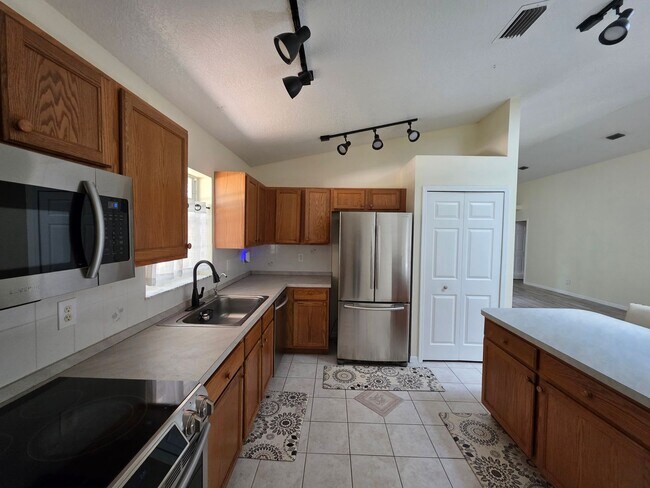 Building Photo - Pool Home in Vero Lake Estates 3/3 with Bonus Room