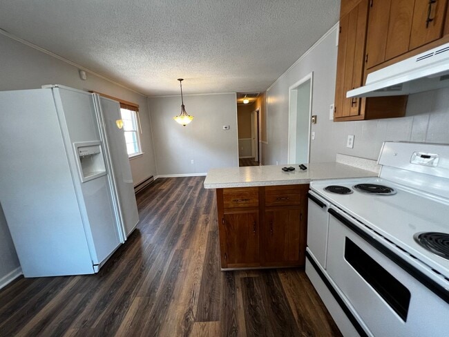 Building Photo - 3-Bed 2-Bath in Town with 3-Car Garage!