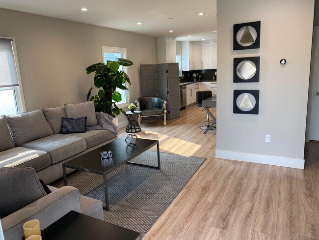 Building Photo - 662 Salem St