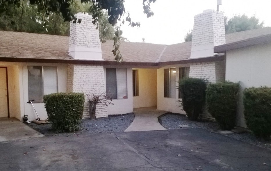 Front Entrance - 1068 Pierce Dr