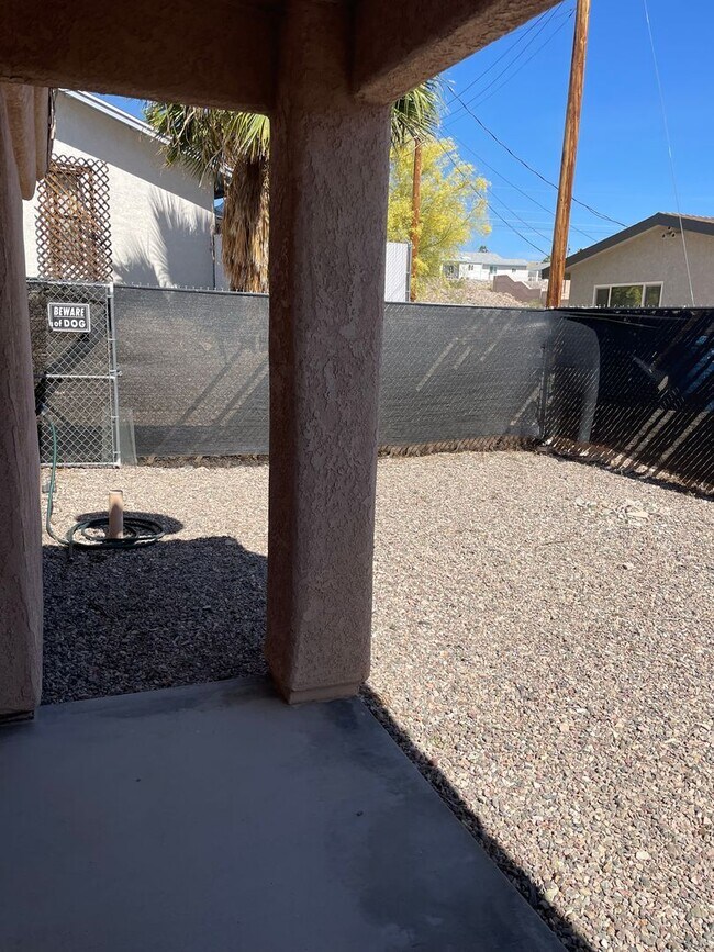 Building Photo - Move in ready, Call for a showing.